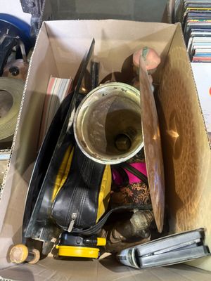 une boîte en carton remplie d'objets divers, posée sur une table