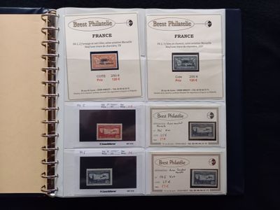 un livre sur lequel sont collés tout un tas de timbres