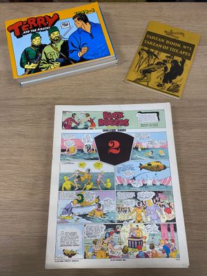 deux livres sur la table et une bande dessinée sur la table