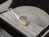 une bague dans un écrin entouré d'un ruban blanc
