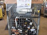 une cage métallique remplie d'objets divers dans un entrepôt