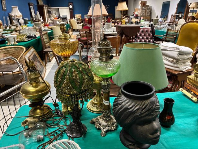 Lot de 4 lampes à pétrole, 2 lampes de table, et 2 vases.