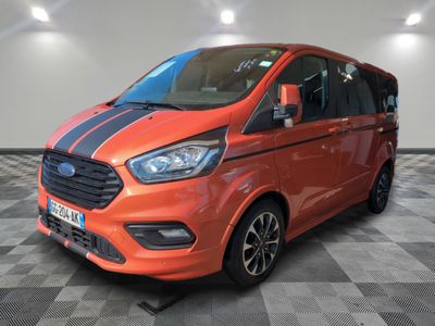 une camionnette Ford Transit rouge garée sur un sol à damier