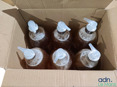 une boîte en carton contenant six bouteilles de soda