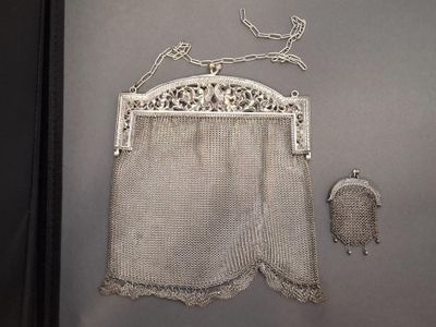 un porte-monnaie en argent muni d'une chaîne suspendue sur le côté