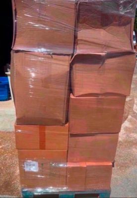 une grande pile de cartons posée sur une palette