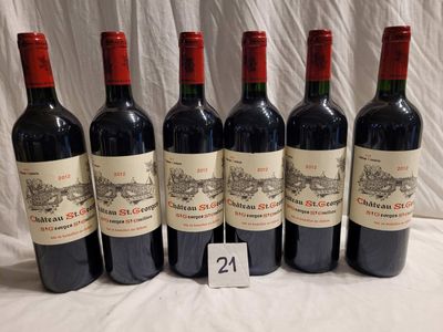 six bouteilles de vin rouge sont alignées sur une table