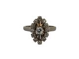 gros plan d'une bague en diamant sur fond blanc