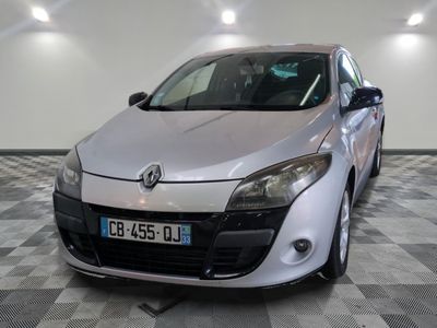 la photo d'une voiture argentée garée dans un garage