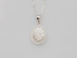 un pendentif en or blanc orné d'un motif floral, monté sur une chaîne