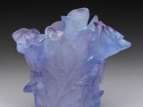 vase en verre violet rempli de cristaux de glace posé sur une surface blanche