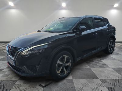 un SUV Nissan noir garé dans un garage au sol à damier
