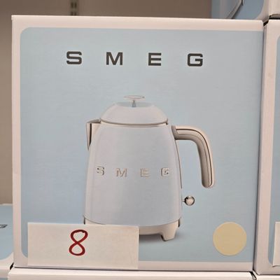 une boîte sur laquelle figure l'image d'une cafetière blanche
