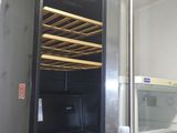 une image d'un four commercial dans une cuisine commerciale