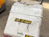 un chariot à bagages blanc qui se trouve dans un entrepôt
