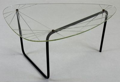 Table basse pied tubulaire en métal plateau en verre taillé …