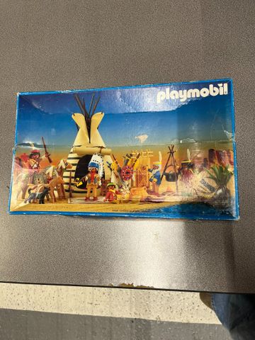 Tribu indienne de la marque PLAYMOBIL (n°3733) 