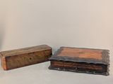 deux boîtes en bois posées l'une à côté de l'autre sur une table