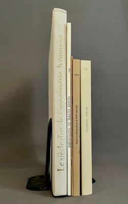 trois livres empilés les uns sur les autres