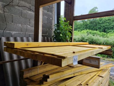 plusieurs pièces de bois sont empilées dans une pièce