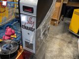 une machine placée au milieu d'une pièce