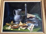 une peinture représentant une nature morte avec un pichet en argent et d'autres objets posés sur une table