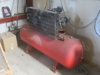 Compresseur New 120L an 2019, 380 V, fonctionjne.