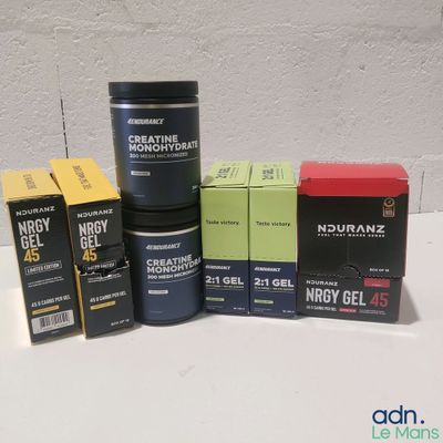 certains produits sont posés les uns à côté des autres sur la table