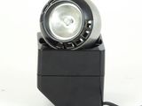 une lampe à lumière noire placée au-dessus d'une boîte noire