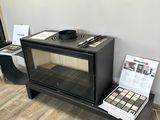 une télévision fixée au mur au-dessus d'une cuisinière