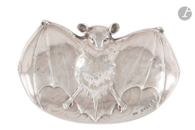 une assiette en argent sur laquelle est représentée une chauve-souris sur fond blanc