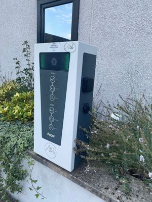 une photo d'un parcmètre sur le mur d'un immeuble