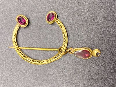 Fibule en or jaune 750 millièmes et orné de pierres violette… - Photo 1