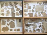 quatre boîtes en bois contenant chacune des morceaux de papier différents