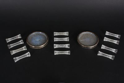 quatre verres posés sur une table noire