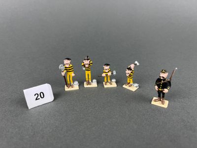 un grand nombre de petites figurines qui se trouvent sur une table