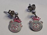 une paire de boucles d'oreilles en argent, ornées d'une tête de cochon et d'une couronne à chaque oreille