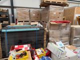 une grande quantité de cartons, les uns à côté des autres, dans un entrepôt