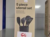 une boîte d'ustensiles posée sur une étagère