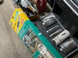 une boîte d'outils posée sur le sol à côté d'une boîte d'outils