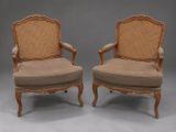 paire de fauteuils à dossier canné de style louis xvi
