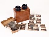 une boîte en bois sur laquelle sont représentées des images et une paire de jumelles