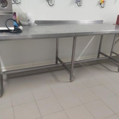 une grande table en acier inoxydable dans une cuisine professionnelle