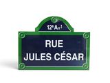 a sign that says rue juless cesar on it