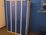 un casier bleu et blanc dans une pièce aux murs bleus