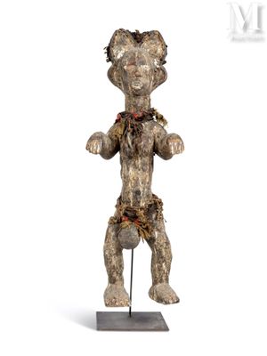 une image représentant une statue en bois d'un homme, les mains sur les hanches