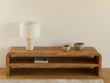 une table en bois sur laquelle est posée une lampe