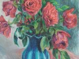 une peinture de roses dans un vase bleu sur une table