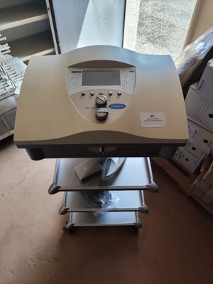 une machine posée sur un chariot dans une pièce