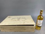 une boîte en bois avec une bouteille de vin à côté